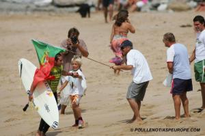 Tiago wird am Strand bedrngt