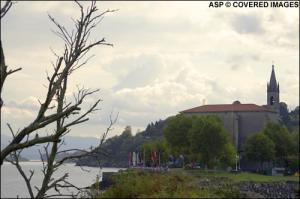 Die Kirche von Mundake wacht ber den Spot