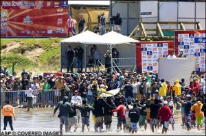 Mick Fanning in der Crowd - nach seinem Finalsieg