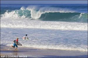 Mick Fanning & Marcelo Nunes beim Paddle Out (Off The Wall)