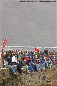 Die Menge auf der Mauer