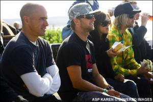 Kelly Slater und Josh Kerr warten darauf dass es weiter geht