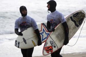 Wer bezwingt die zwei Meter hohen Wellen besser? Simon Strangenfeld (Team Sweet/ Mnchen) und Fin Erik Christensen (Team Salty/ Sylt)