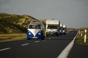 Die besten Surfer Deutschlands auf einen Roadtrip von Sylt gen Sden zur Eisbachwelle in Mnchen.