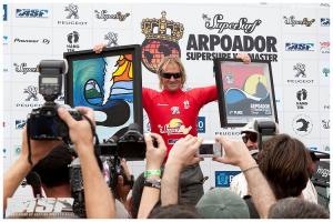 Pictured: Ian Buchanan (NZL) victorious at the SuperSurf ASP World Masters Championships. Credit:  ASP / 