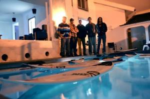 Die Fokkers in Da House vor den Toren Lissabons, am hauseigenen Swimming Pool im Hinterhof