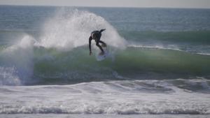 Jens-Phillip Petersen bei einem Bs-Tailslide, wird von SurfandFashion Fehmarn, Light und Xcel Wetsuits untersttzt