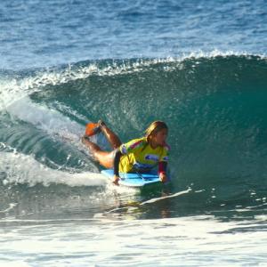 Alexandra Rinder auf dem Bodyboard